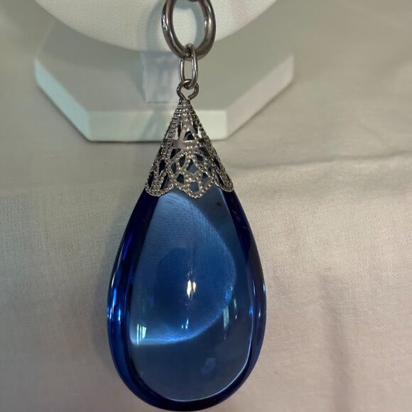 Beautiful Blue Color Pendant on a Silver Chain (31") for any occasion - Picture 3 of 15